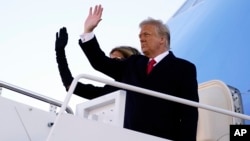 美国第45任总统唐纳德·特朗普和第一夫人梅拉尼娅登上空军一号飞往佛罗里达州。(2021年1月20日)