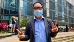 73岁的民主党主席杨森高举胜利手势,他表明承认控罪是用公民抗命的方式,为香港人预防和平示威集会的权利(美国之音/汤惠芸)