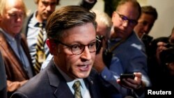 资料照片:美国众院议长约翰逊在国会山对媒体讲话。(2024年12月20日)