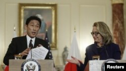 2013年1月18号克林顿(右)在华盛顿同到访的日本外相岸田文雄举行联合记者会