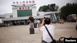 一名中国游客在吉林省珲春与朝鲜的交界处拍照(2011年8月29日)