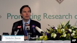 资料照片:时任美国国务次卿的尼古拉斯·伯恩斯在阿联酋迪拜参加一次记者会。(2007年1月23日)