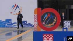 2023年10月29日(星期日),在即将在北京举行的香山论坛之前,工人们走过会场入口附近。(美联社)