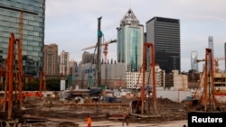 中国建筑工人在上海的一处建筑工地。(2021年7月12日)