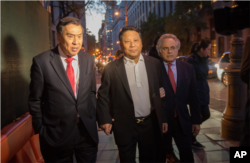 2015年10月25日,吴立胜获保释离开联邦法院,左为律师莫虎,右为律师本杰明·布拉夫曼