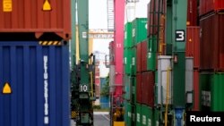 资料照:日本东京一个工业港口堆积的集装箱。(2019年5月22日)