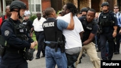 2015年8月19日,密苏里州圣路易斯发生枪击事件后,警察逮捕一名示威者。
