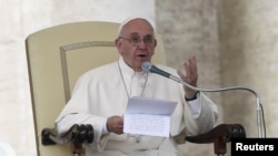 罗马天主教宗方济各在梵蒂冈的圣彼得广场发表讲话。(2015年10月14日)