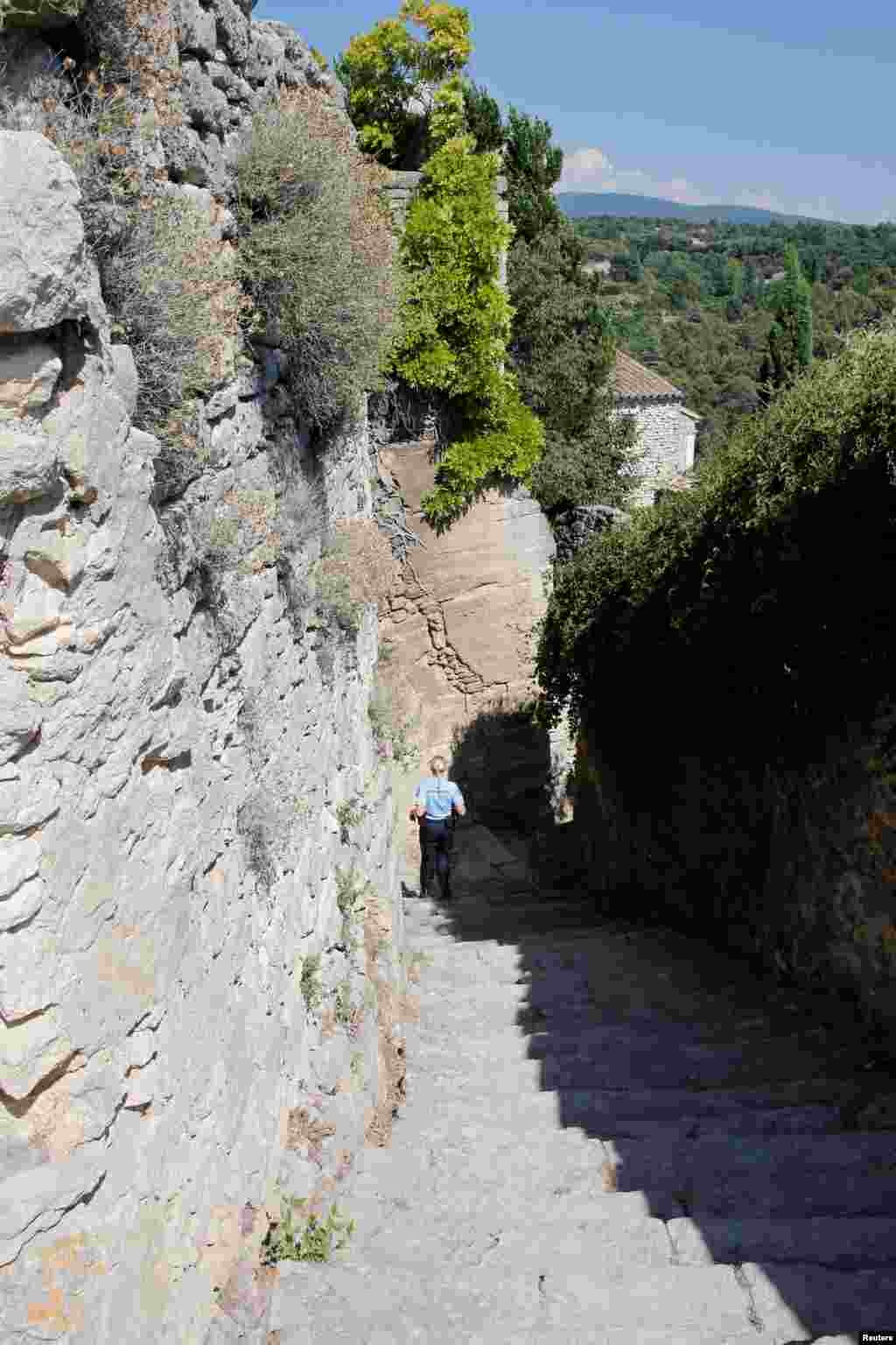 2018年7月4日,法国当局在王健死亡地点——法国南方阿维尼翁附近的小镇博尼约调查这个死亡事件,一名法国宪兵检查石阶。前一天,中国跨国企业海航集团董事长王健在那里去世,当地警方称这是意外事故,王健从墙上掉下来。