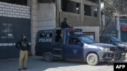 巴基斯坦警察在卡拉奇一家据称有两名中国公民在该厂被枪击的工厂大门外站岗。(2024 年11月5 日)