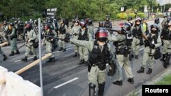 香港防暴警察在大埔区巡逻。(2019年10月13日)