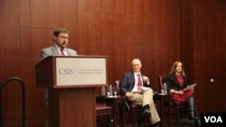 作者马佳士(左)何理凯(中)在CSIS介绍新书《中国走出去》