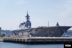 为了迎接特朗普登舰,将成为日本战后首批航母的“加贺”号从广岛来到横须贺基地。(美国之音歌篮拍摄)