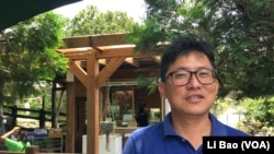 蔡政铭与家人一道经营青山农场(美国之音记者黎堡摄)