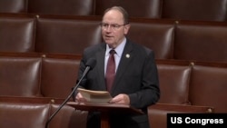 共和党众议员汤姆·蒂法尼在众议院会场发表讲话,敦促同事支持他就2026财年《国防拨款法案》提出的“诚实地图”修正案,禁止五角大楼制作和展示把台湾描述为中华人民共和国一部分的地图。(2025年7月17日)