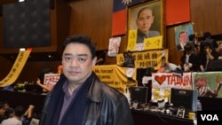 吾尔开希2014年3月21日凌晨在台湾立法院“太阳花抗议活动”现场 (美国之音申华拍摄)