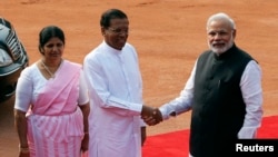 2015年2月15日斯里兰卡总统迈特里帕拉·西里塞纳(中)与印度总理纳伦德拉·莫迪(右)握手