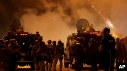 2014年8月17日,警察试图通过施放催泪弹和借助扩音器喊话以驱散在弗格森街头抗议的人群