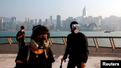 几名香港示威者站在旅游景点尖沙咀。(2019年10月28日)