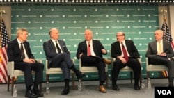 周二在华盛顿智库哈德逊研究所的研讨会上,美国前总统小布什的副幕僚长卡尔·罗夫(中)表示,中国公司凭借政府支持在各国夺取5G技术的开发权和使用权,这不仅构成对美国的经济威胁,也在地缘政治层面上威胁美国。