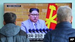 韩国首尔民众在电视上观看朝鲜领导人金正恩新年讲话