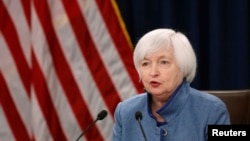 美联储主席在宣布提高利率的记者会上回答问题。(2016年12月14日)