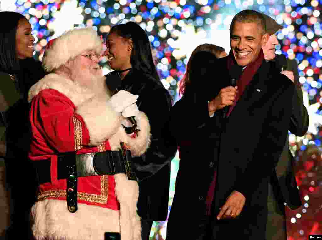 2016年12月1日,在白宫圣诞树点灯后,圣诞老人和美国总统奥巴马一起唱圣诞颂歌。