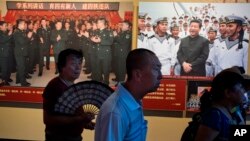 北京军事博物馆的中国解放军建军90周年展览中习近平视察部队的图片(2017年8月1日)。