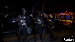 突尼斯警察在袭击现场站岗。 (2015年11月24日)