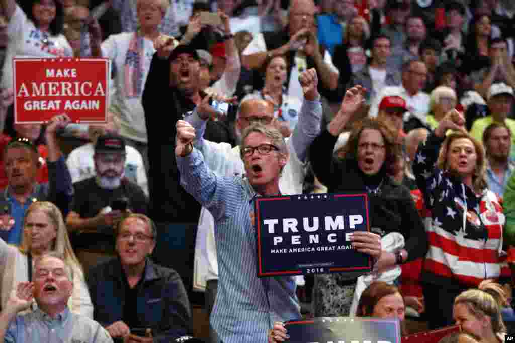 川普支持者们在俄亥俄州辛辛那提的竞选大会上对入场的记者吼叫,表示不满(2016年10月13日)