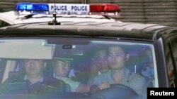 Ông Bạc Hy Lai rời tòa án ở Tế Nam