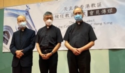 天主教香港教区候任主教周守仁(中)与宗座署理汤汉枢机(左)及辅理主教夏志诚一同会见传媒 (美国之音/汤惠芸)