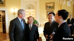 2006年5月,时任美国总统乔治·W·布什(George W. Bush)与王怡牧师(左三)等三位中国基督教活动家会面