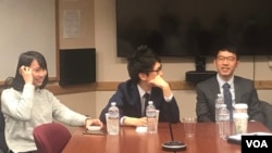 罗冠聪(右一)与周庭(左一)在乔治城大学发表题为“香港向威权主义转向”的演讲,向与会者分享他们的个人经历和对香港未来的看法。