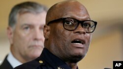 Cảnh sát trưởng thành phố Dallas David Brown (phía trước) trao đổi với giới truyền thông trong một cuộc họp báo ở Dallas.