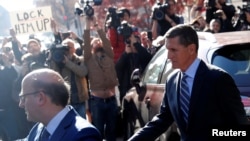 前美国国家安全顾问迈克尔·弗林离开华盛顿的一家联邦法庭。(2017年12月1日)