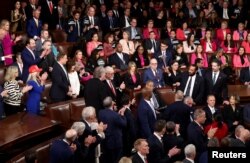 民主党人身穿粉色,对特朗普的政策表示抗议。(路透社)