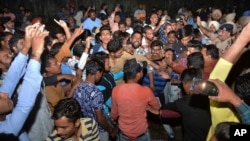 愤怒的人群在阿姆利则列车事故一名死难者的遗体旁边呼喊口号。(2018年10月19日)