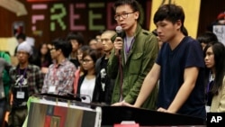 反服贸抗议学生领袖林飞帆(左)和陈为廷在被占领的台湾立法院举行记者会(2014年4月7日)