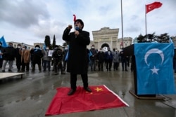 居住在土耳其的维吾尔人在伊斯坦布尔集会抗议中国外长王毅访问土耳其。(2021年3月25日)