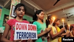 印度学生声援7月初在巴格达的一间咖啡馆中遭遇恐怖袭击的遇难者。