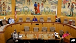 纽森州长因为新冠病毒流行期间下达过几十项紧急行政命令而受到州议会和反对党质疑。图为加州众议院预算委员会4月16日就纽森的一项开支召开听证会(美联社资料照)