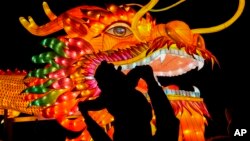 资料照片: 2024年2月8日北京后海附近庆祝农历新年的龙灯