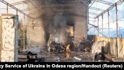 俄罗斯星期天(11月17日)向乌克兰多地再次发动大规模的导弹和无人机袭击,南部重镇敖德萨一处民宅被炸毁。