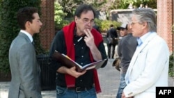 美国电影导演奥利弗•斯通(中)