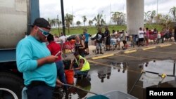 玛利亚飓风过后。波多黎各人排队领水(2017年10月1日)