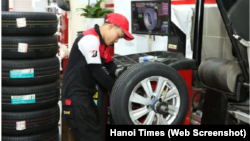 Một công nhân thử lốp xe ô tô tại nhà máy sản xuất của Bridgestone Việt Nam. Bộ Tài chính Mỹ mới đưa ra kết luận rằng lốp xe nhập khẩu từ Việt Nam được trợ giá không công bằng do tiền đồng được định giá thấp.
