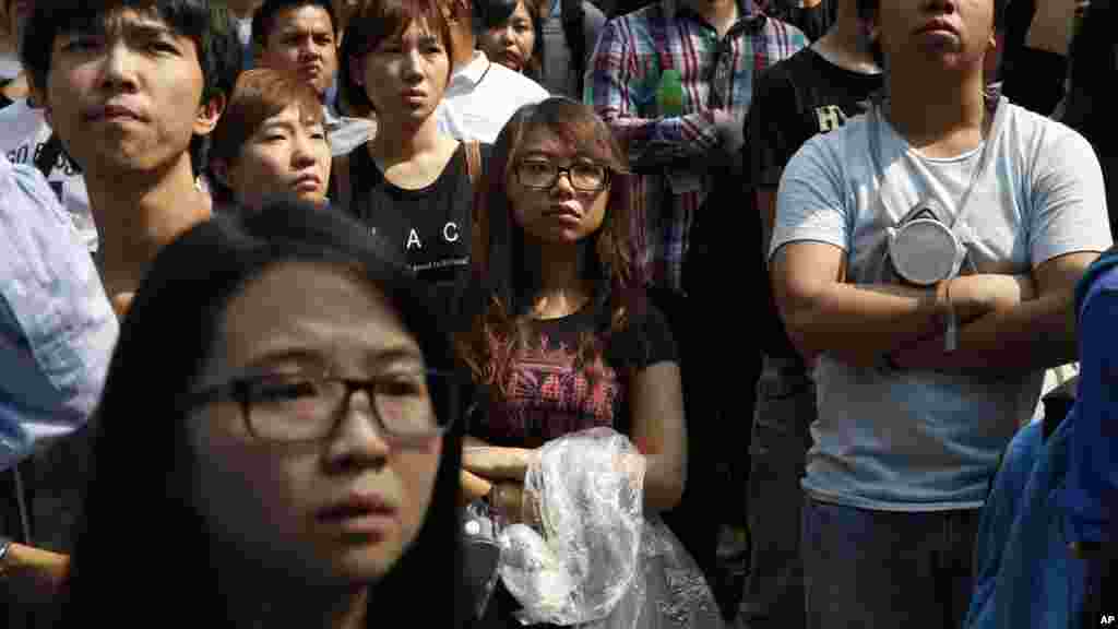 2014年10月14日民主示威者目视警察清除中环主要道路的路障