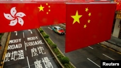 在7月1日前夕,香港中环多处地点可以见到中国国旗与香港区旗摆设,庆祝中共建党100周年