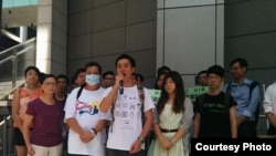 民阵成员(前排左起:洪晓娴、杨政贤、岑永根)在警察总部抗议(民阵Facebook图片)